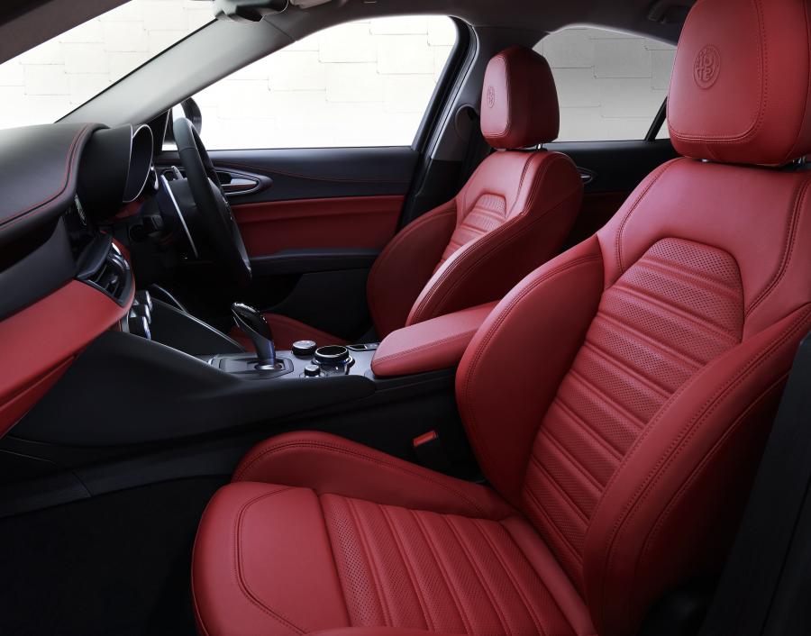 Интерьер Alfa Romeo Giulia Veloce (952) 2018 года  (JP) (фото 3 из 5)